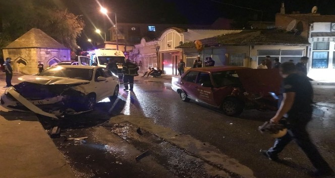 Edirne’de iki otomobil çarpıştı: 2 yaralı