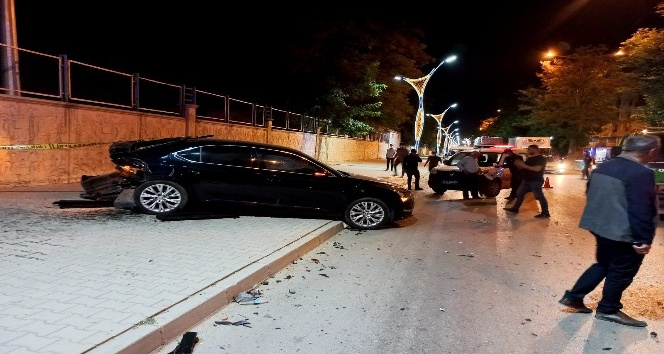 Tatvan’da trafik kazası; 3 yaralı