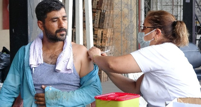 Korona virüs aşısı hal esnafının ayağına getirildi