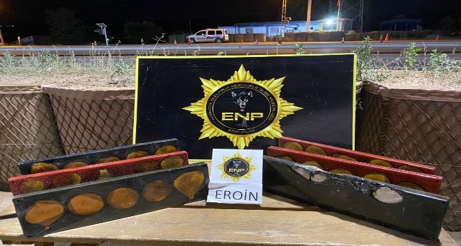 Ele geçirdikleri eroin maddesiyle ‘aşı ol’ yazıp, çağrıda bulundular