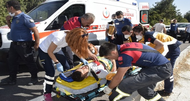 Burdur’da refüje çıkan otomobilin üzerine direk devrildi: 3 yaralı