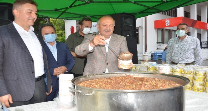 Gönüller aşure ile tatlandı
