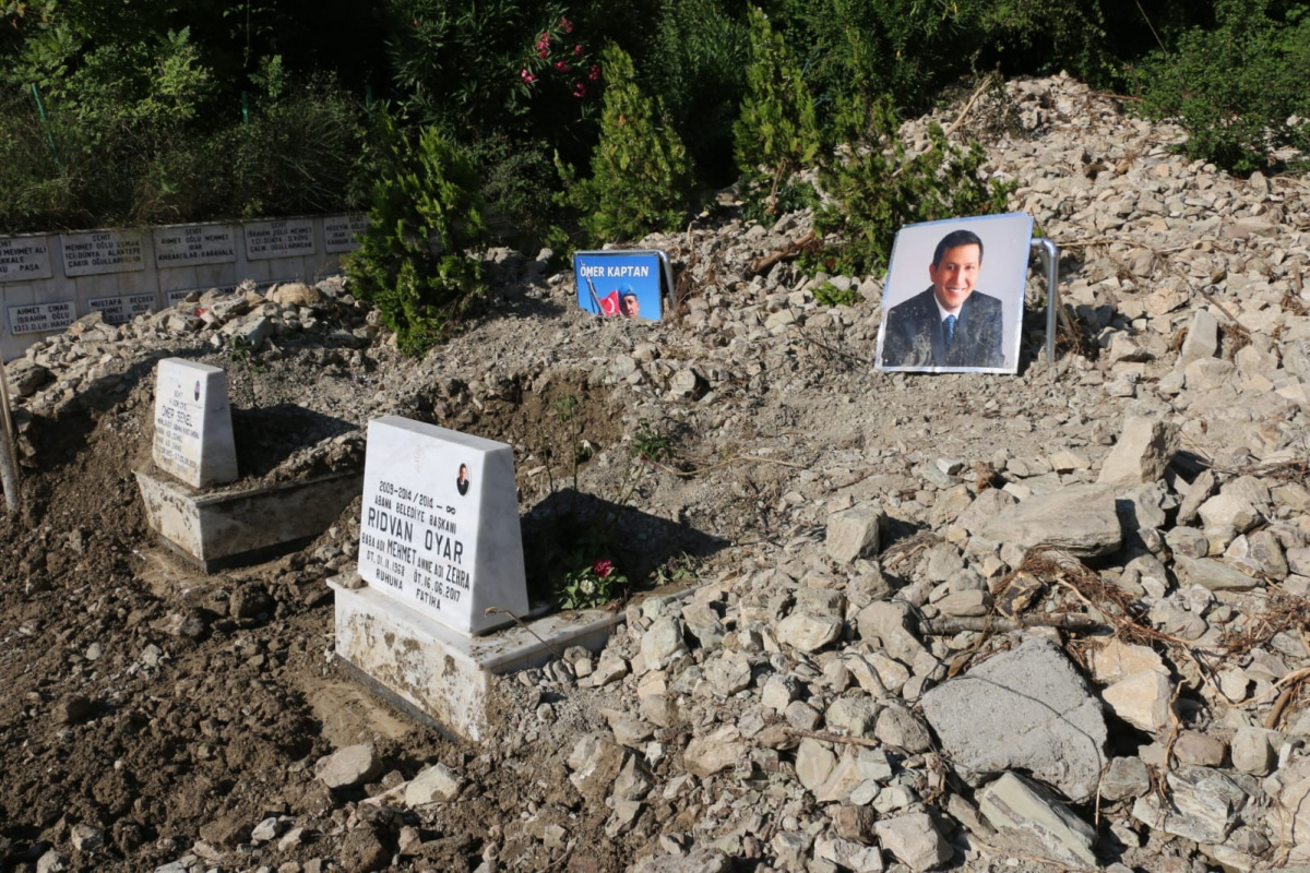 Sel nedeniyle balçıkla dolan Bozkurt’taki şehitlik Mehmetçik tarafından temizlendi