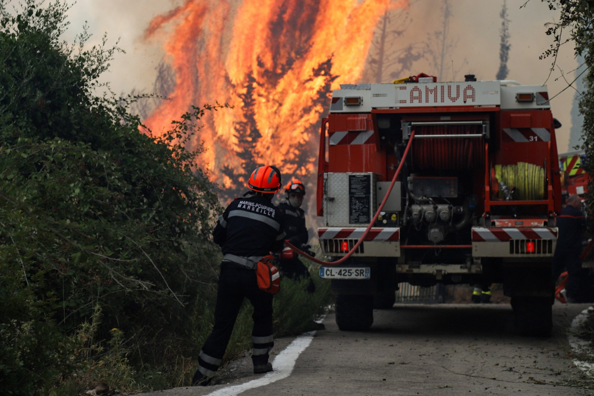Atina&#039;nın kuzeybatısındaki yangın kontrol altına alınamıyor