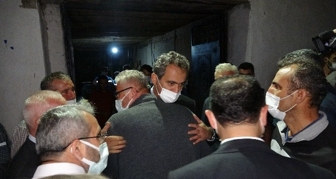 Bakan Özer, amcasının ailesine taziyede bulundu