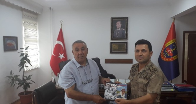 Ünsal, Soykırım ve Yüreğim Erivanda Kaldı romanını Jandarma komutanına hediye etti