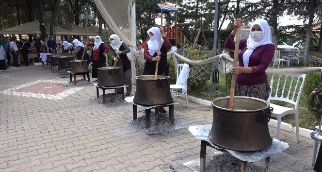 Aşure kazanları birlik ve beraberlik için kaynadı