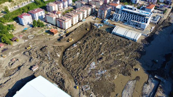 Emek verdiği stadı molozlar içinde görünce gözyaşlarını tutamadı.