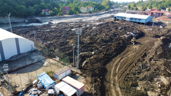 Emek verdiği stadı molozlar içinde görünce gözyaşlarını tutamadı.