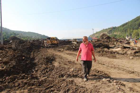 Emek verdiği stadı molozlar içinde görünce gözyaşlarını tutamadı.