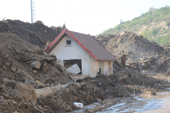 Emek verdiği stadı molozlar içinde görünce gözyaşlarını tutamadı.