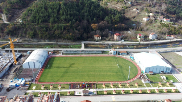 Emek verdiği stadı molozlar içinde görünce gözyaşlarını tutamadı.