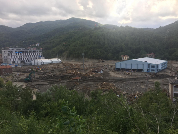 Emek verdiği stadı molozlar içinde görünce gözyaşlarını tutamadı.