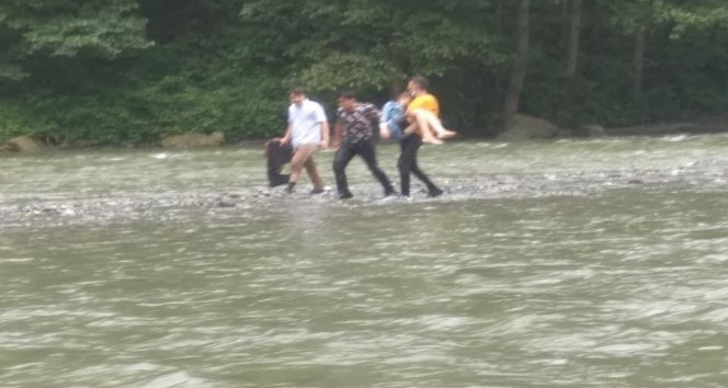 Rafting botundan düşerek akıntıya kapılan kızın imdadına polis yetişti