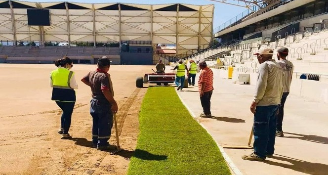 Alsancak Stadı’nda çimler seriliyor