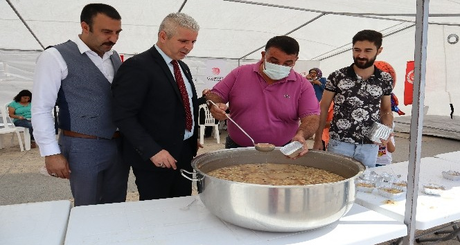 Şehit Aileleri Derneği’nden vatandaşlara aşure ikram etti