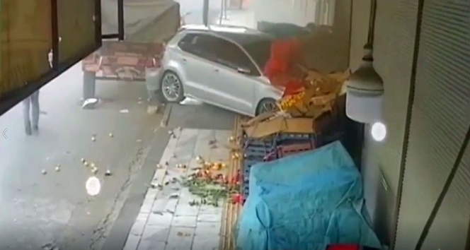 Otomobil sürücüsü manav dükkanına daldı