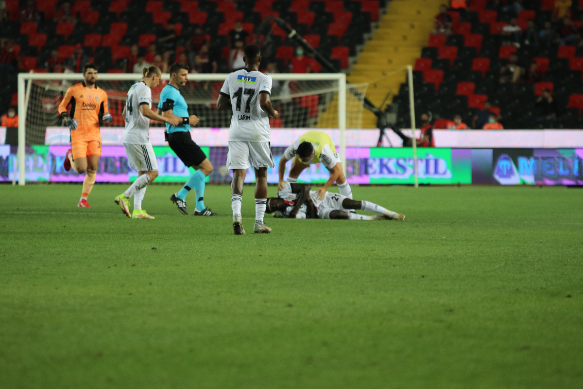 Beşiktaşlı Fabrice N'Sakala maç sırasında fenalaştı