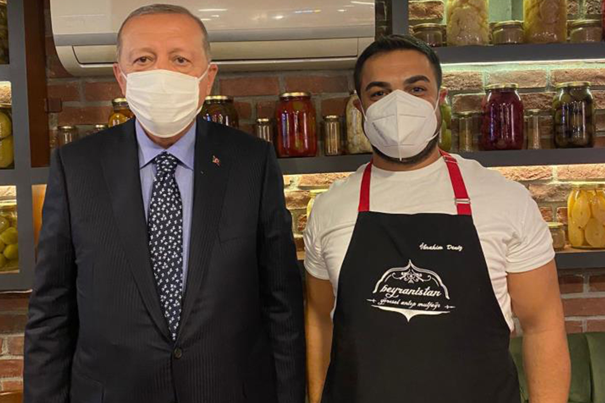 Cumhurbaşkanı Erdoğan, söz verdiği esnafa uğrayarak çay içti