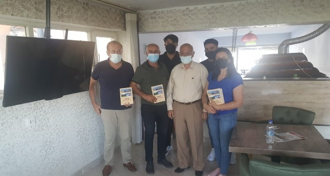 Yazdığı kitabı üniversite öğrencilerine burs olarak bağışladı