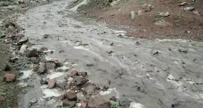 Ağrı Dağı eteğindeki köylerde sel meydana geldi