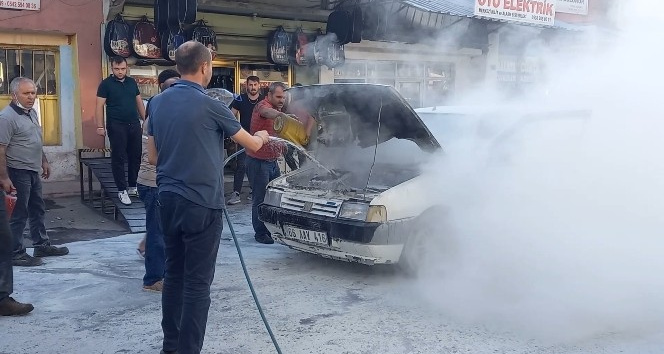 Tamir için sanayiye getirilen otomobil bir anda alev aldı