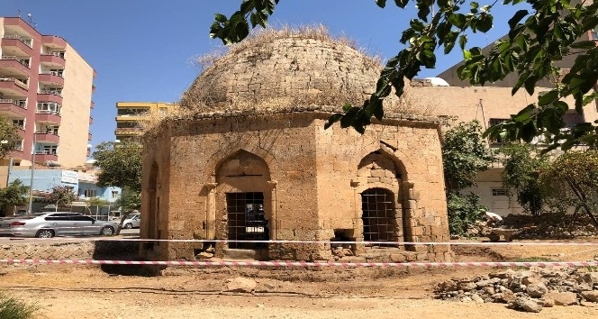 Artuklular döneminden kalan tarihi kümbetin restorasyonu sırasında 3 mezar bulundu