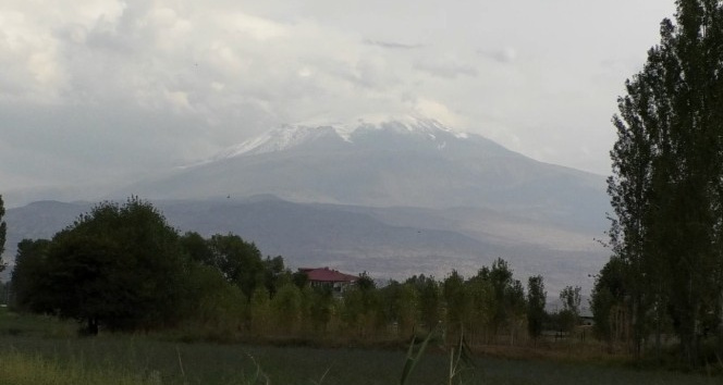 Havaların soğumasıyla Ağrı Dağı’na mevsimin ilk karı yağdı