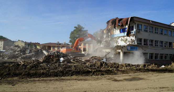 Selde büyük hasar gören Merkez Ortaokulunun yıkımına başlandı