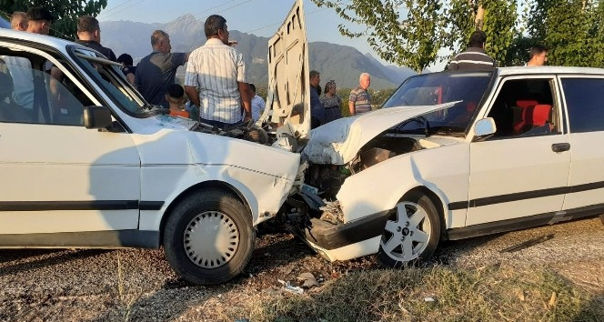 Osmaniye iki otomobil kafa kafaya çarpıştı: 6 yaralı
