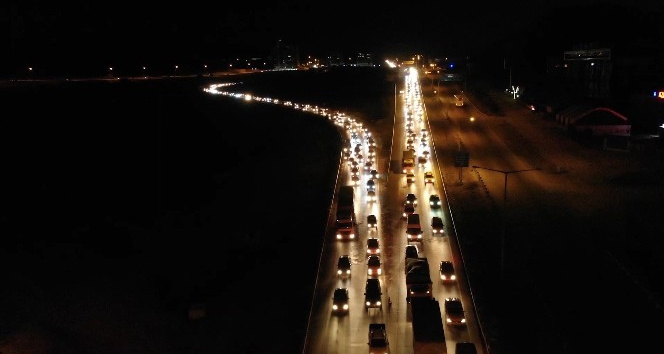 43 ilin geçiş güzergâhında trafik kilit: Yoğunluk havadan görüntülendi