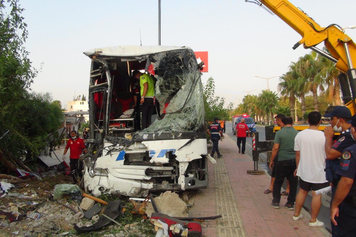 Mersin’de otobüs şarampole yuvarlandı: 33 yaralı