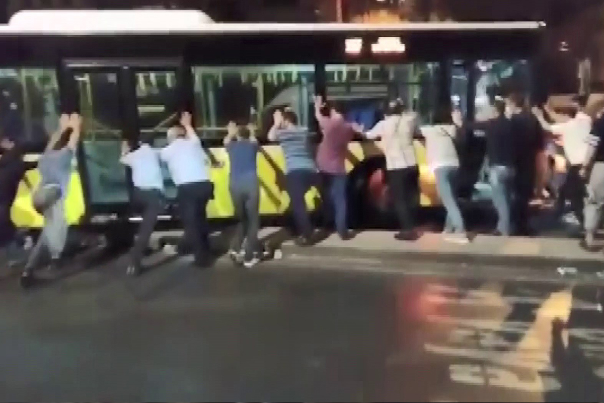 Üsküdar’da refüjde asılı kalan İETT otobüsünü vatandaşlar kurtarmaya çalıştı