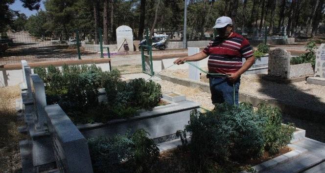 Şehit mezarlarının gönüllü bekçisi
