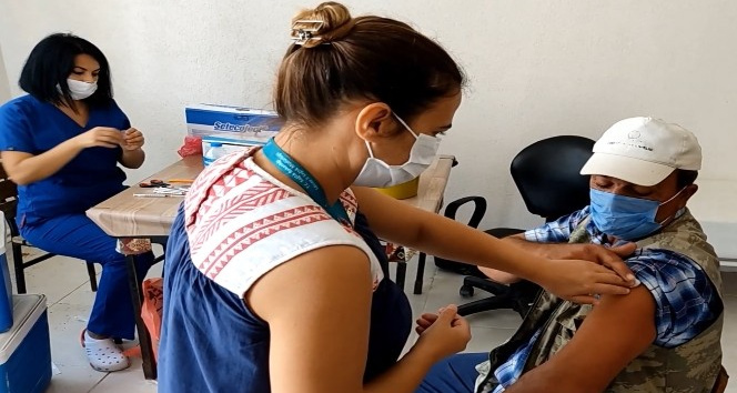 Sağlık ekipleri, köy köy gezerek vatandaşları Covid-19’a karşı aşılıyor