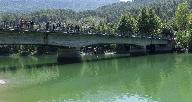 Mersin’in doğal güzelliklerinden Karageçit’te keyifli bir gün geçirdiler