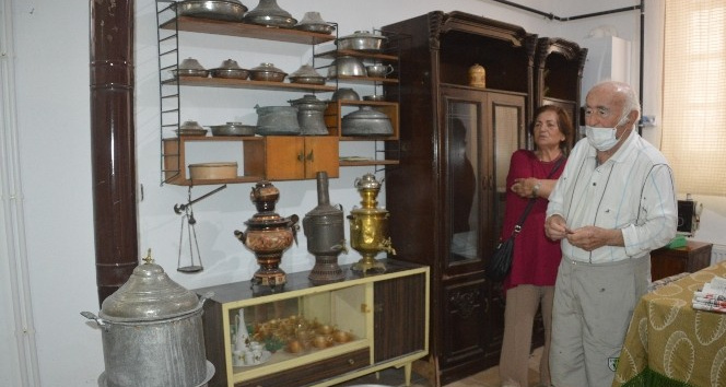 Emekli profesör evini aile müzesine dönüştürdü