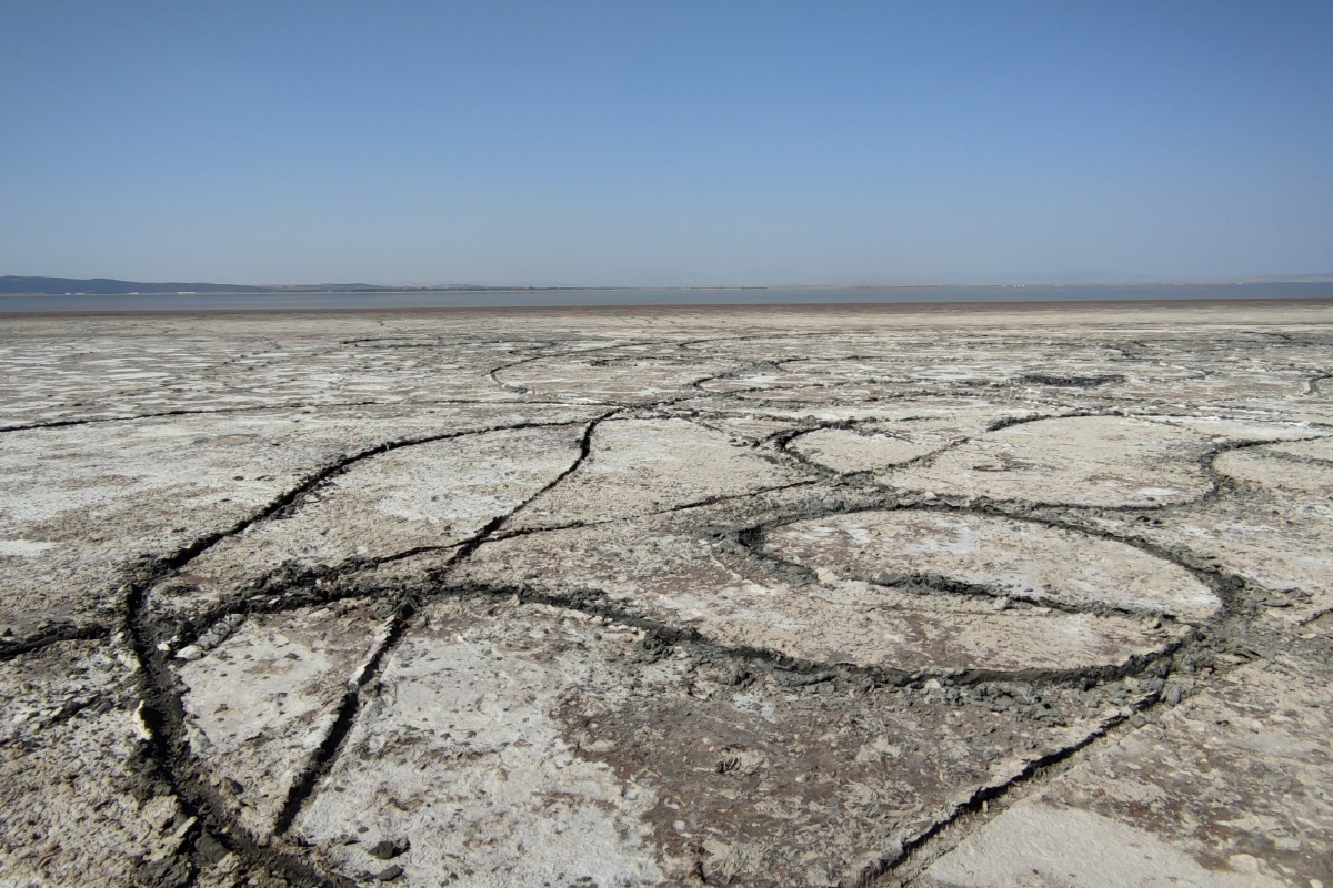 Suların kıyıdan 1 kilometre çekildiği Acıgöl, 3 ay öncesine göre yarı yarıya küçüldü