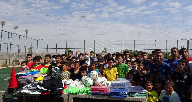 Mardin Büyükşehir Belediyesi’nin düzenlediği yaz spor okulları etkinliklerinin sona ermesiyle öğrencilere hediye dağıtıldı