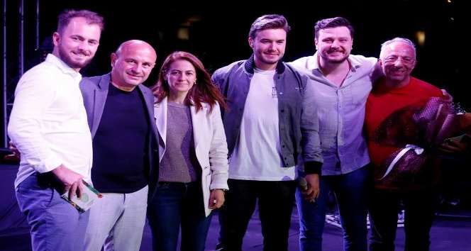 Ekin Uzunlar ve Mustafa Ceceli’den anlamlı mesaj: