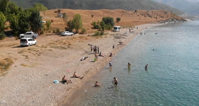Van Gölü sahilleri serinlemek isteyenlerle dolup taştı