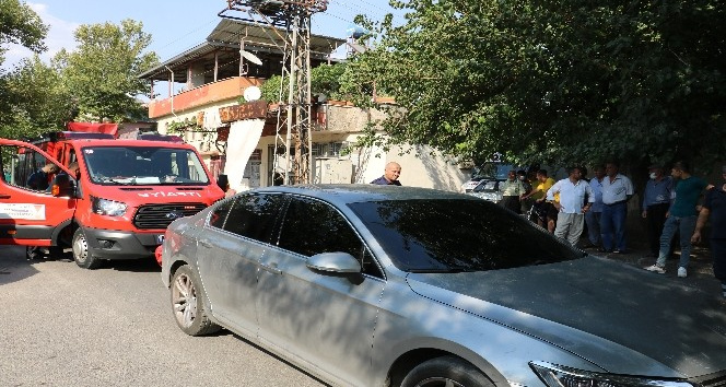 Otomobildeki hareketsiz sürücü mahalleliyi telaşlandırdı