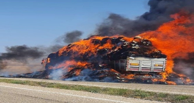 Saman balyası yüklü tırda yangın