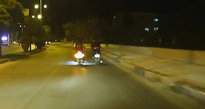 Motosikletli sürücülerin tehlikeli muhabbeti kamerada