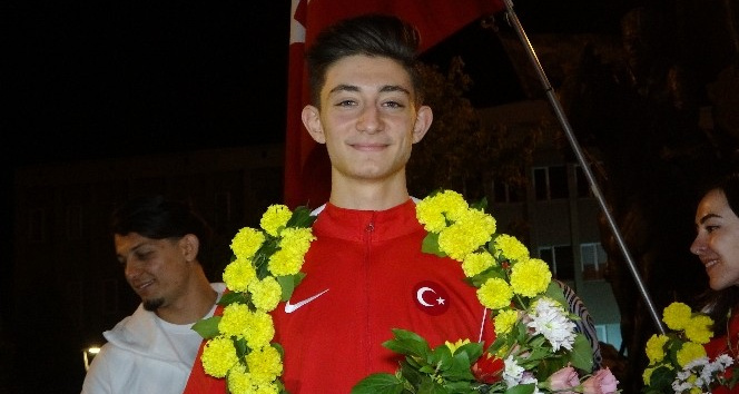 Uşaklı şampiyon memleketinde coşkuyla karşılandı