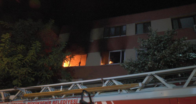 Maltepede korkutan apartman yangın: 2 kişi dumandan etkilendi