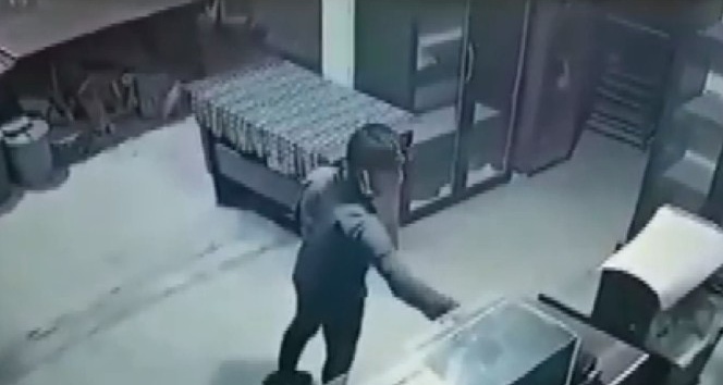 Fırındaki yardım kumbarasını çaldı