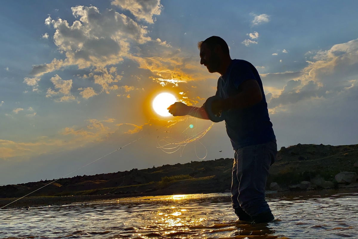 Murat Nehri'nde gün batımında balık avı