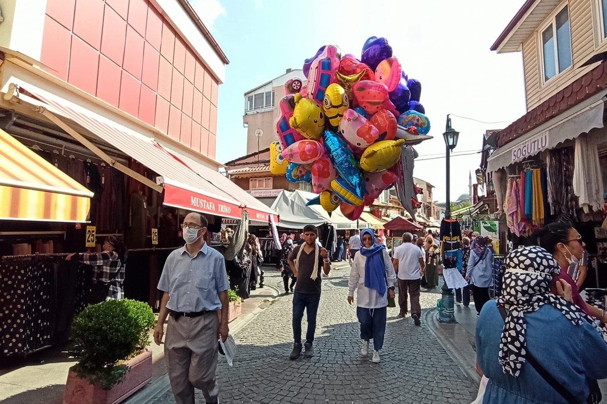 Günde 10 kilometre yürüyerek 6 bin lira kazanıyor!