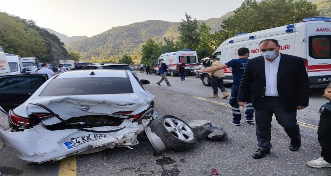 Sakarya’da ambulans ve 3 aracın karıştığı kazada 12 kişi yaralandı